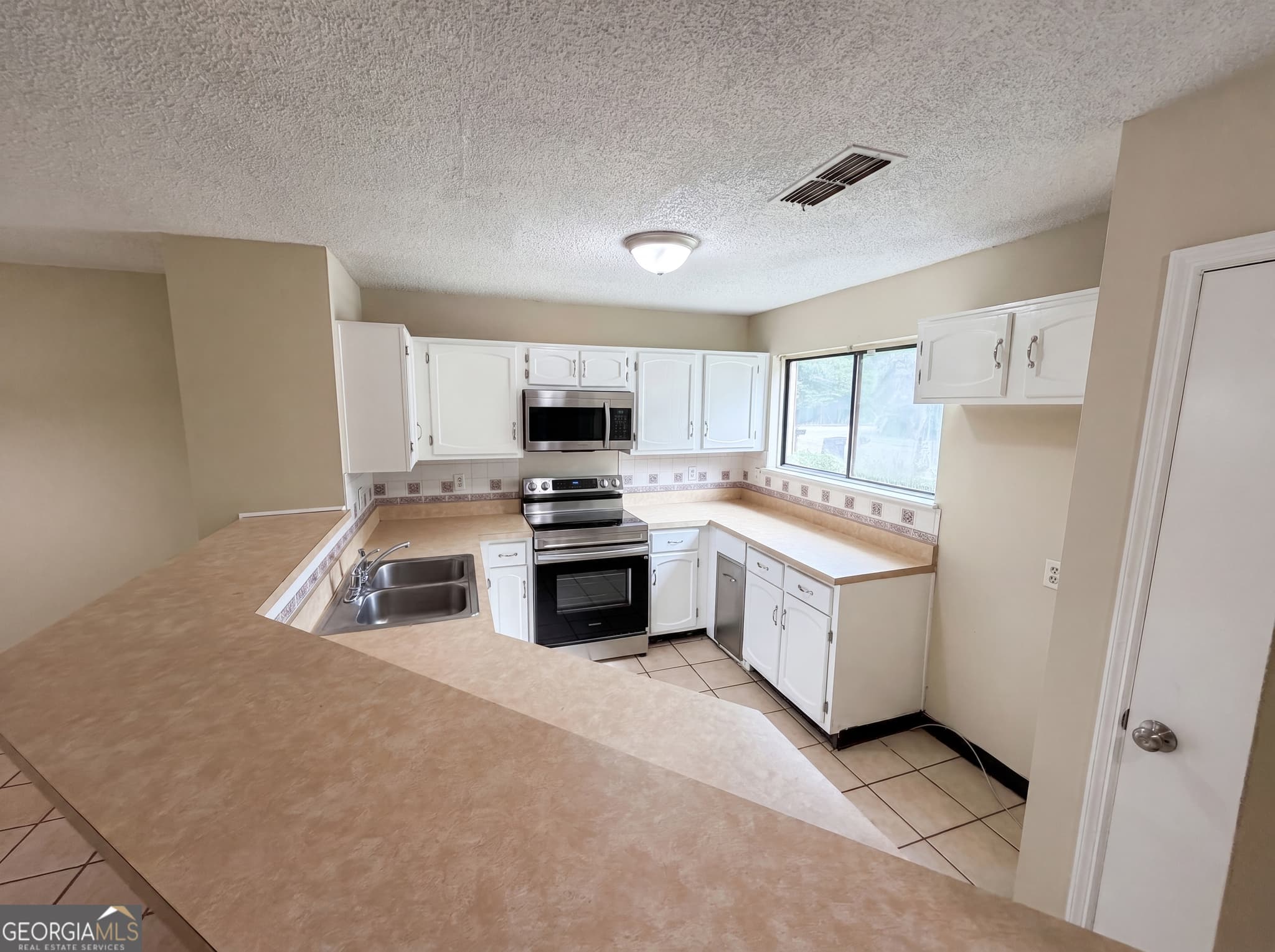 2 bedroom, 2.5 bathroom, 1,364 sq ft townhouse for sale at 3271 Tennington Place 0, Lawrenceville, GA 30044 — photo 2