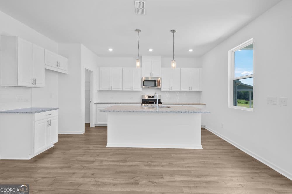 4 bedroom, 2.5 bathroom, 2,706 sq ft single family residence for sale at 3991 Alderstone Drive, Flowery Branch, GA 30542 — photo 2