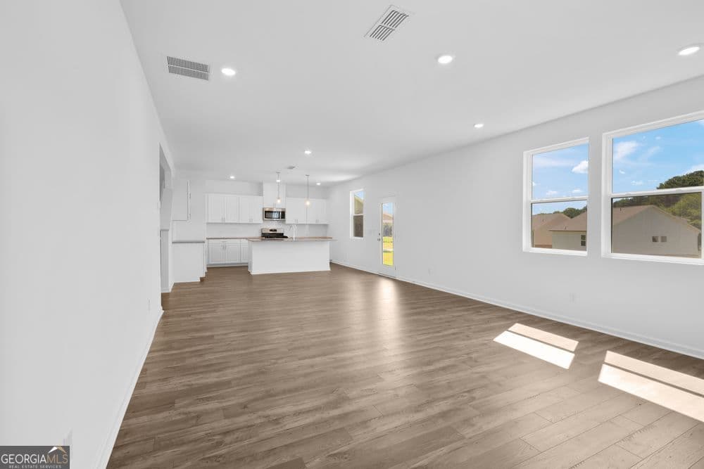 4 bedroom, 2.5 bathroom, 2,706 sq ft single family residence for sale at 3991 Alderstone Drive, Flowery Branch, GA 30542 — photo 7