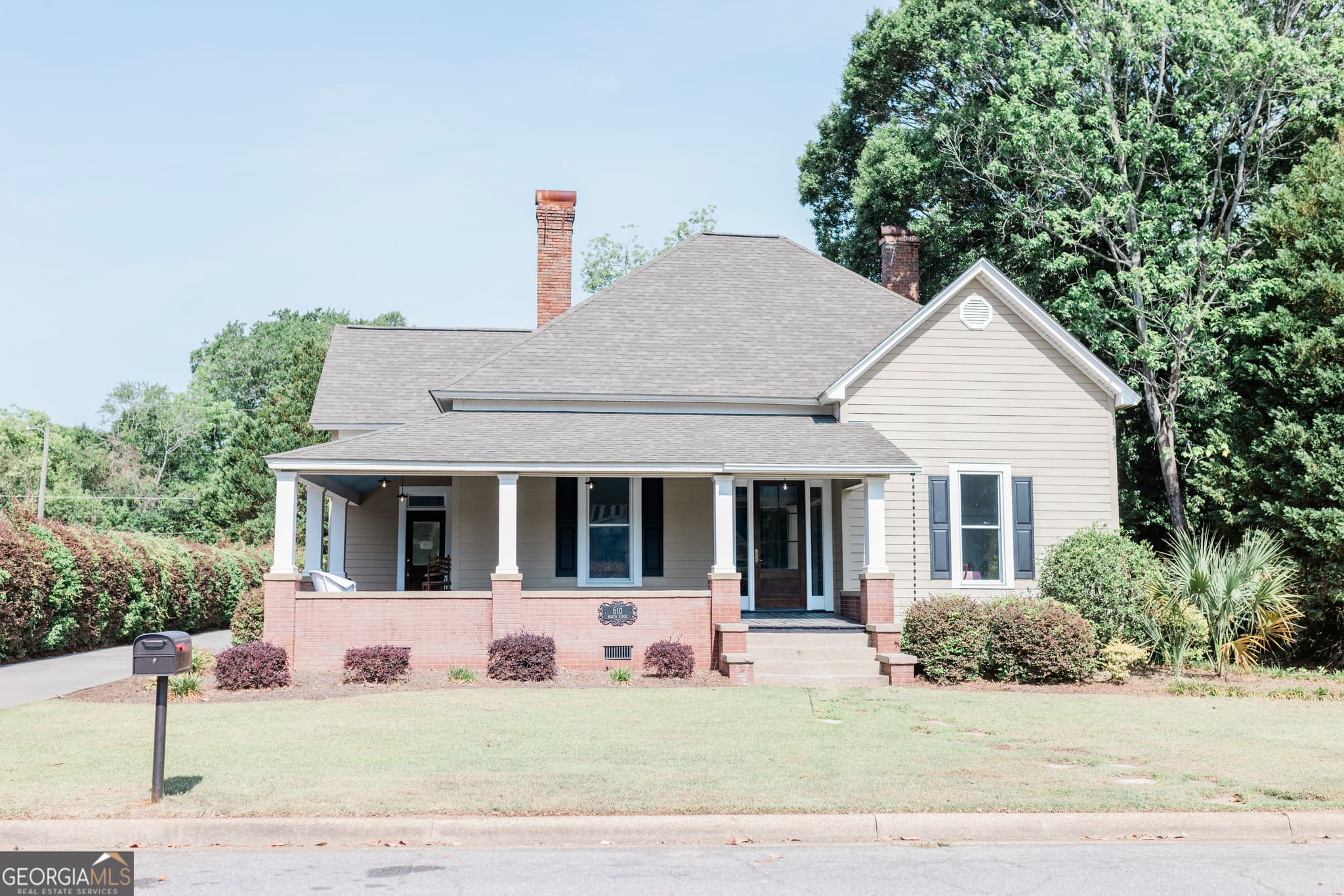 4 bedroom, 3 bathroom, 2,308 sq ft single family residence for rent at 610 Ridge Avenue, Tifton, GA 31794 for $2,400 a month — photo 2