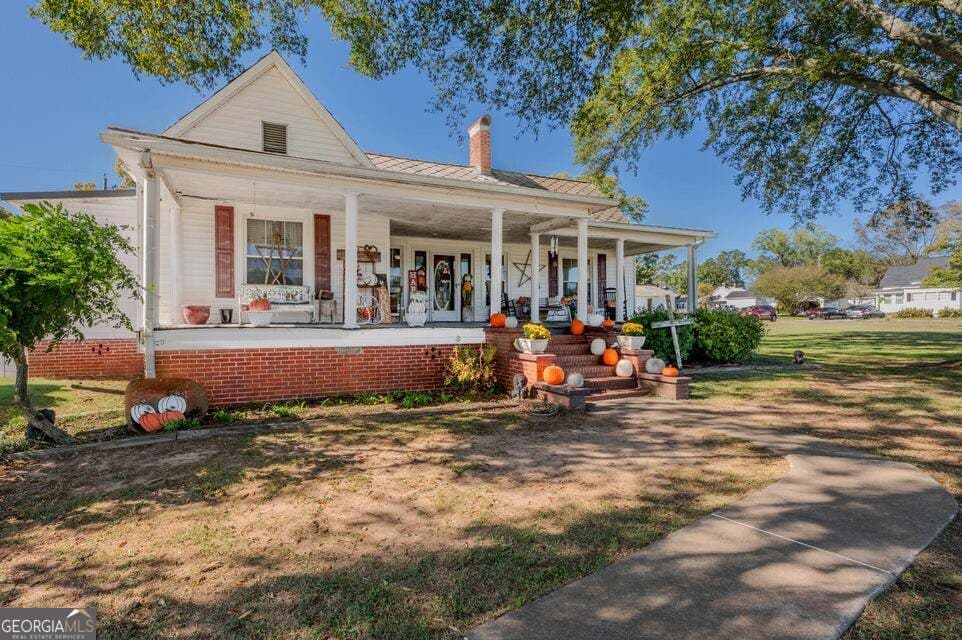 3 bedroom, 2 bathroom, 1,992 sq ft single family residence for sale at 69 Myers Avenue, Trion, GA 30753 — photo 3