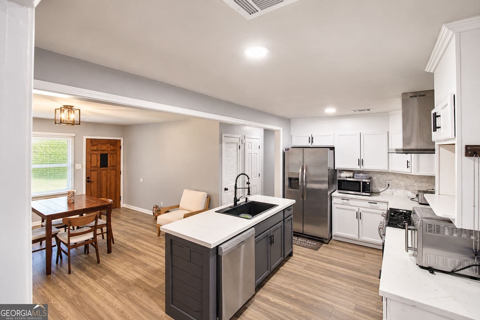 3 bedroom, 2 bathroom, 1,821 sq ft single family residence for sale at 113 Ravenwood Way, Warner Robins, GA 31093 — photo 4