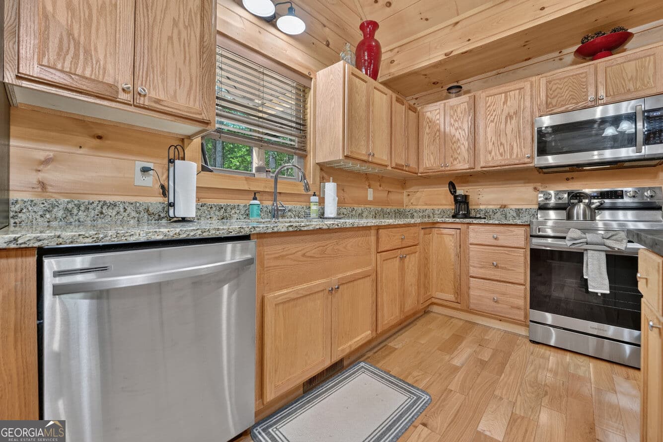 3 bedroom, 3 bathroom, 2,080 sq ft cabin,single family residence for sale at 203 Buck Creek Trail, Epworth, GA 30541 — photo 6
