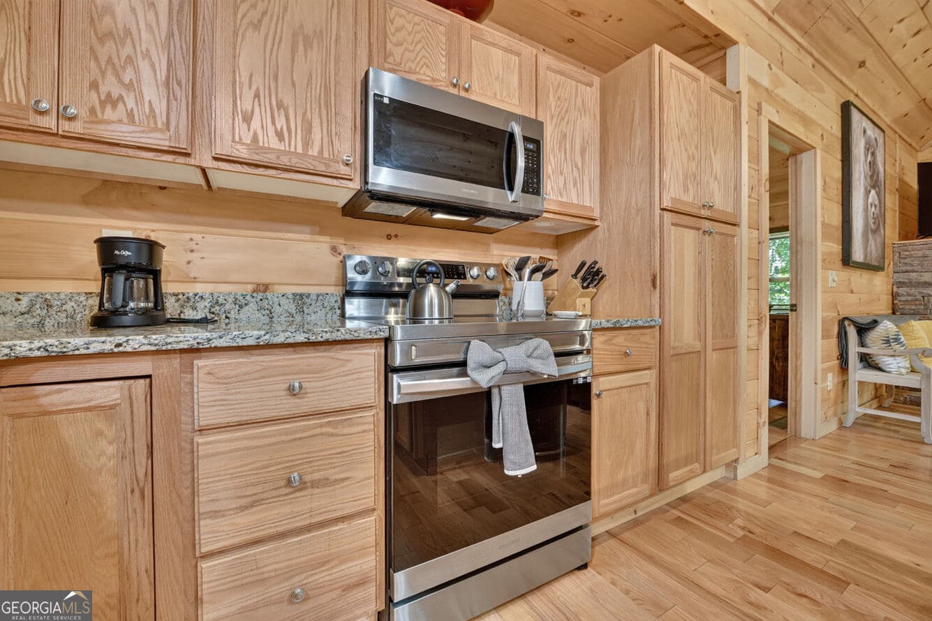 3 bedroom, 3 bathroom, 2,080 sq ft cabin,single family residence for sale at 203 Buck Creek Trail, Epworth, GA 30541 — photo 7