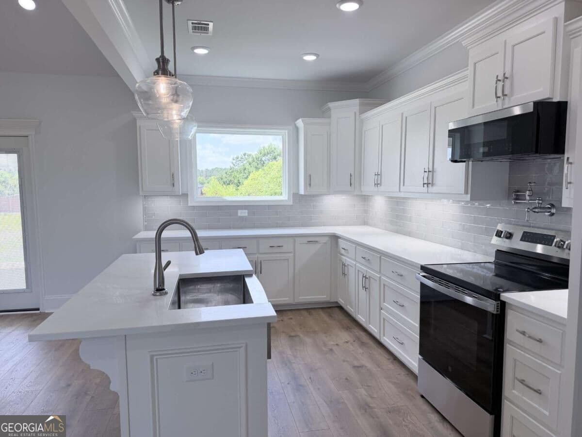 4 bedroom, 2 bathroom, 1,780 sq ft single family residence for sale at 402 Bailey Circle, Thomasville, GA 31757 — photo 5