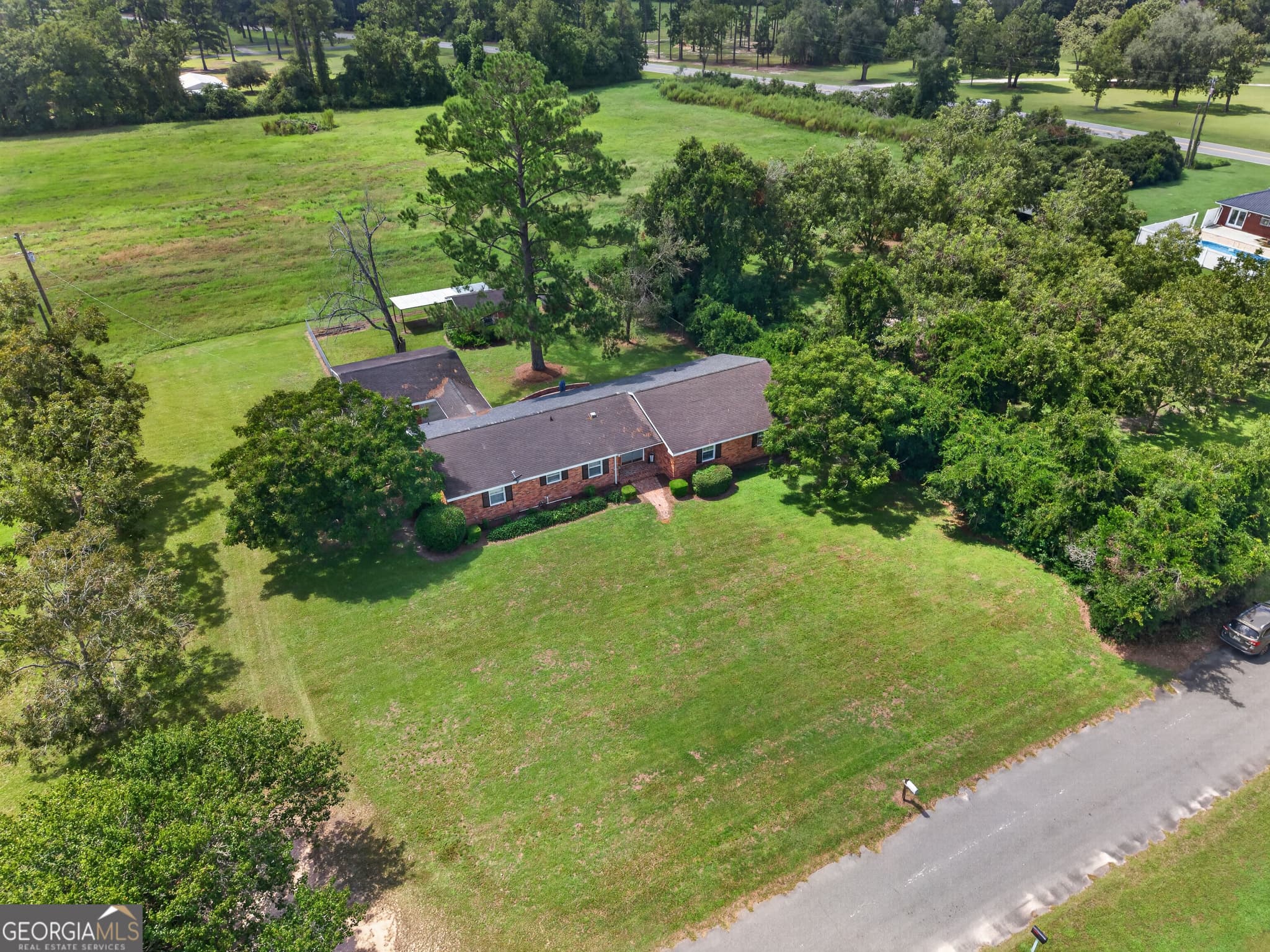 3 bedroom, 2 bathroom, 1,739 sq ft single family residence for sale at 2027 Ellis Lane, Blackshear, GA 31516 — photo 2