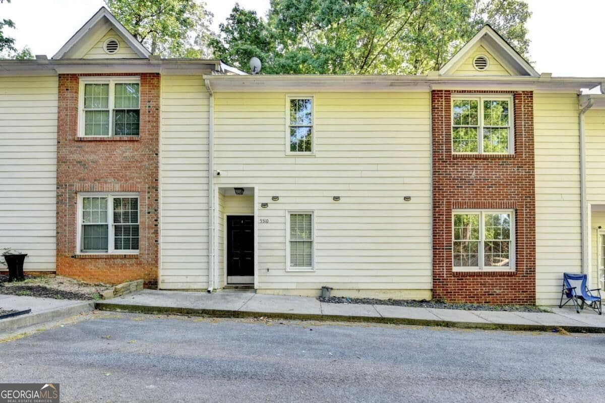 3 bedroom, 2.5 bathroom, 1,548 sq ft condominium for sale at 5510 Stonewood Court, Norcross, GA 30093 — photo 2