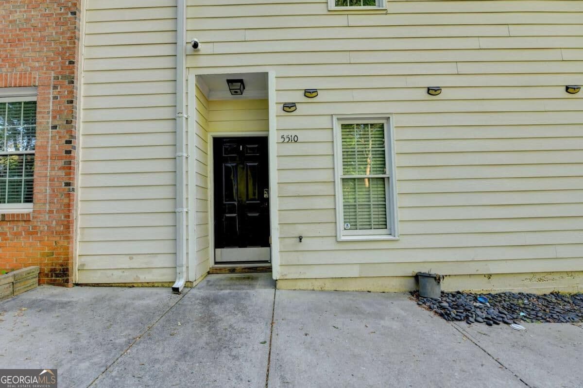 3 bedroom, 2.5 bathroom, 1,548 sq ft condominium for sale at 5510 Stonewood Court, Norcross, GA 30093 — photo 3