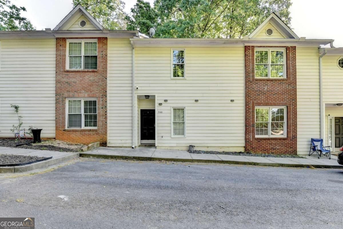 3 bedroom, 2.5 bathroom, 1,548 sq ft condominium for sale at 5510 Stonewood Court, Norcross, GA 30093 — photo 1 of 43