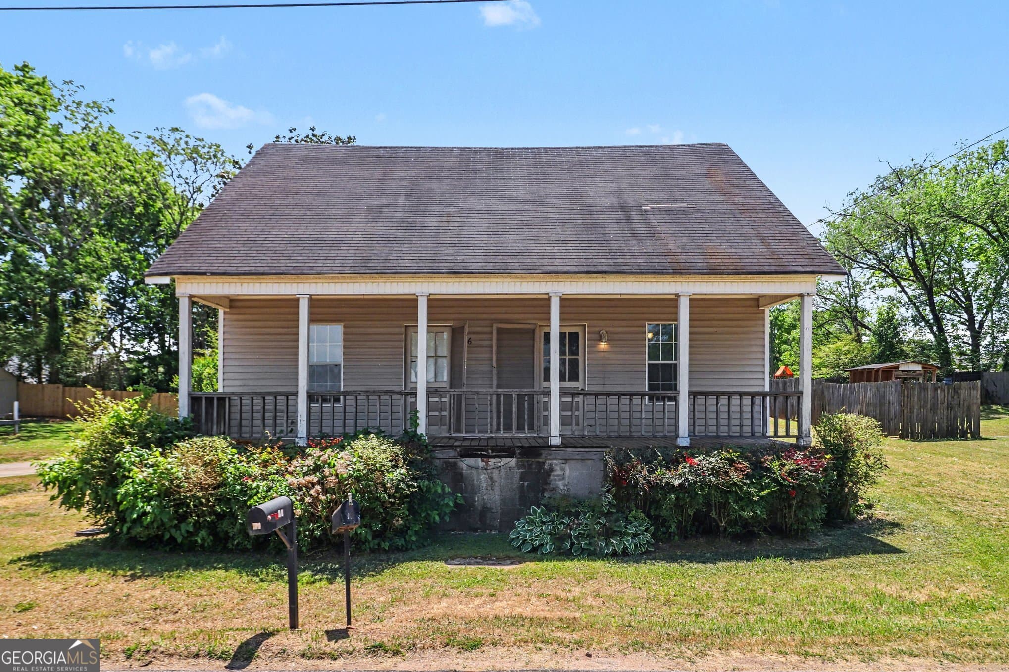 2 bedroom, 1 bathroom, 896 sq ft single family residence for sale at 56 North Street, Newnan, GA 30263 — photo 1 of 15
