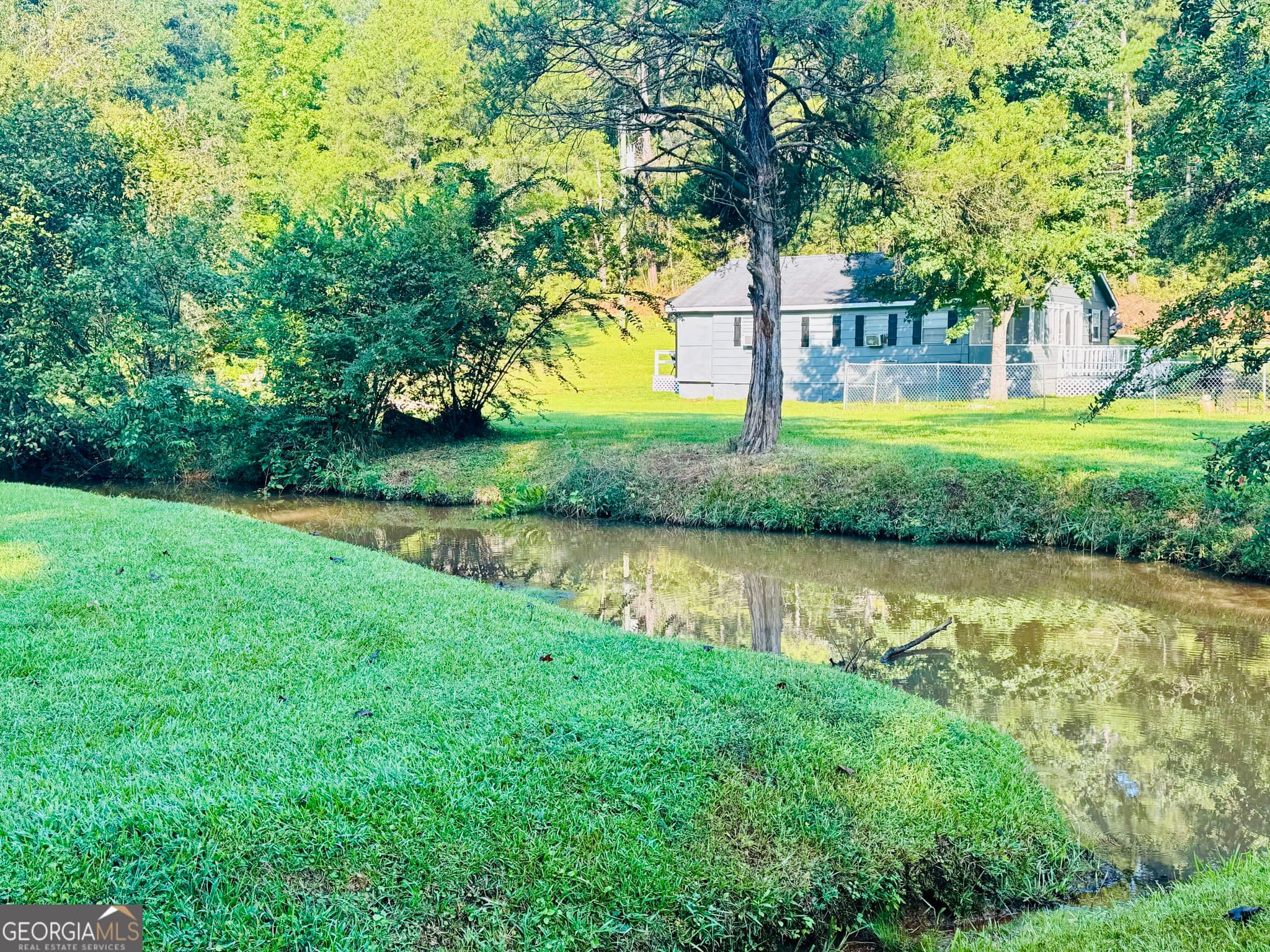 2 bedroom, 1 bathroom, 877 sq ft single family residence for sale at 482 E Pine Lake Drive, West Point, GA 31833 — photo 3