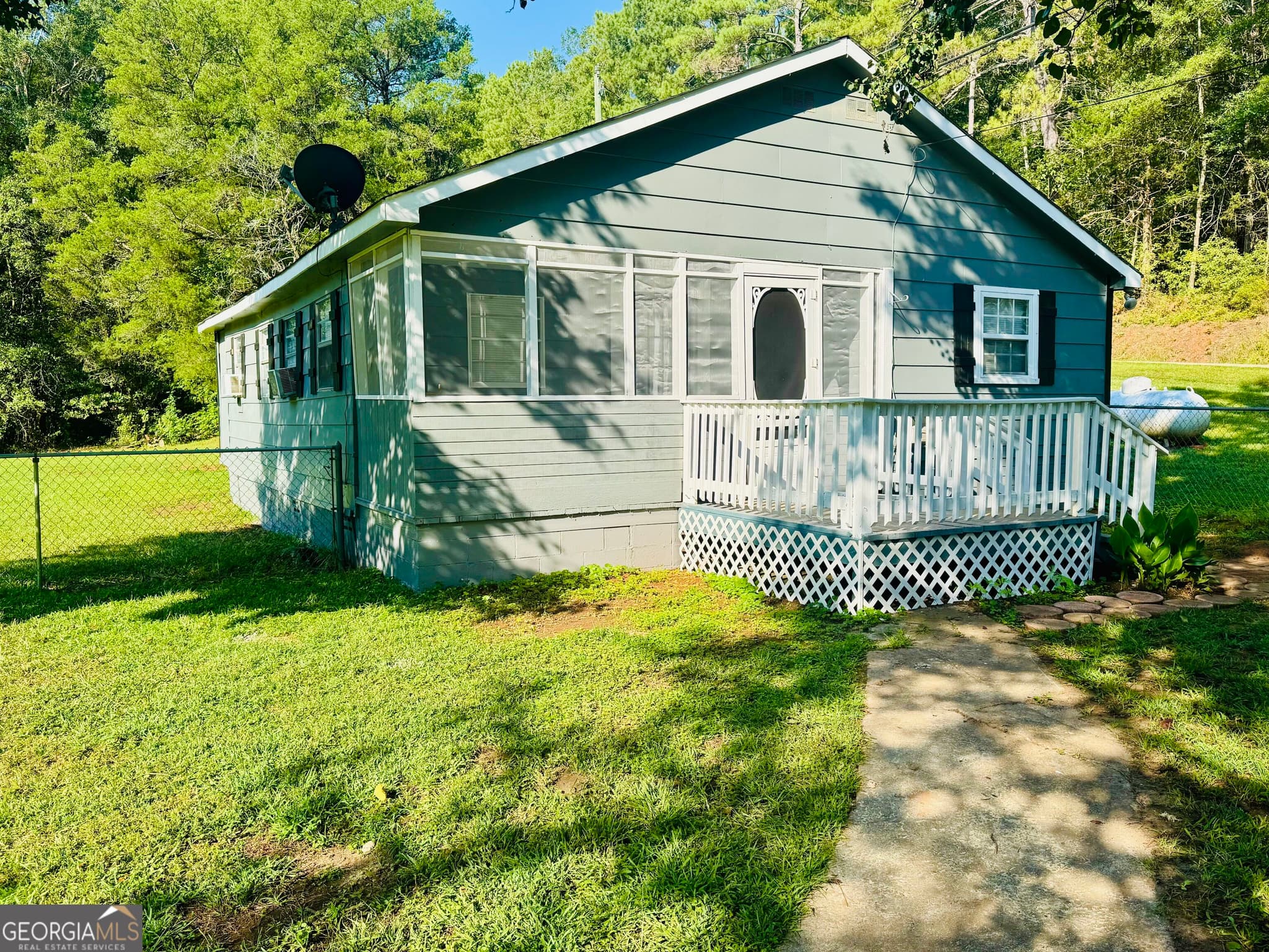 2 bedroom, 1 bathroom, 877 sq ft single family residence for sale at 482 E Pine Lake Drive, West Point, GA 31833