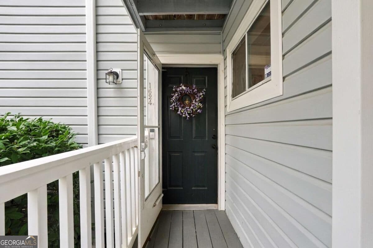 2 bedroom, 2 bathroom, 1,166 sq ft condominium for sale at 1624 Raleigh Circle 1624, Marietta, GA 30067 — photo 1 of 23
