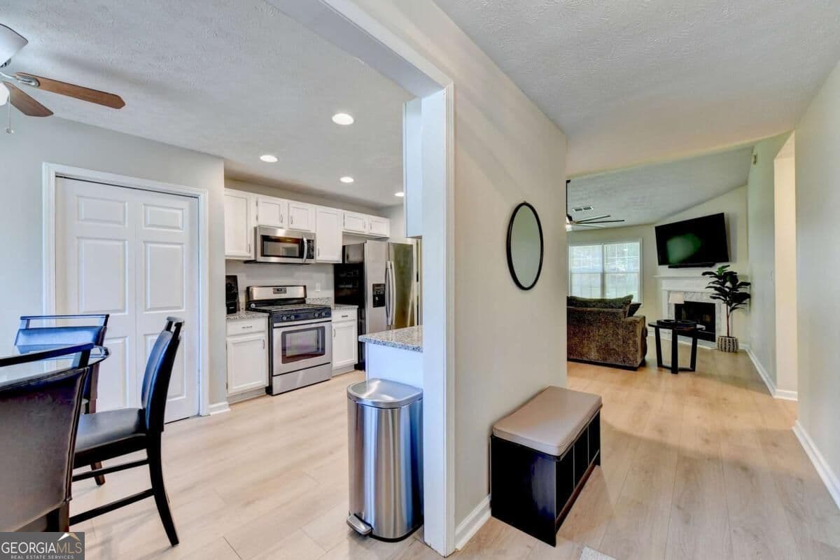 3 bedroom, 2 bathroom, 1,404 sq ft single family residence for sale at 5295 Hillcrest Glenn Drive, Sugar Hill, GA 30518 — photo 6