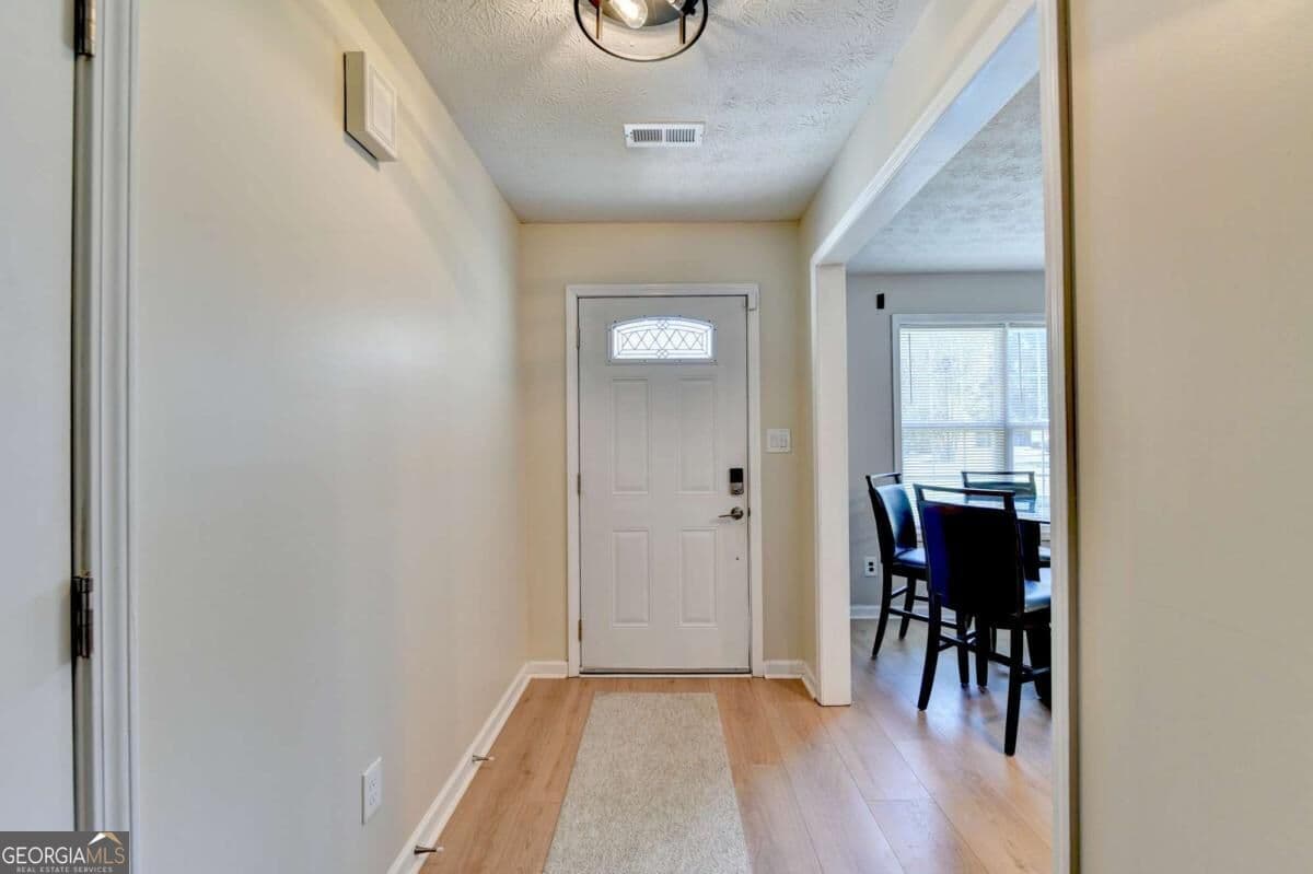 3 bedroom, 2 bathroom, 1,404 sq ft single family residence for sale at 5295 Hillcrest Glenn Drive, Sugar Hill, GA 30518 — photo 7