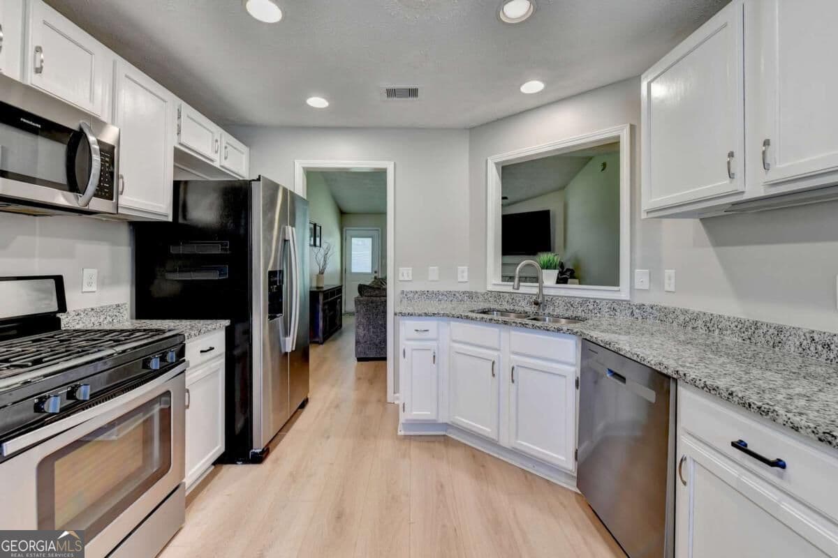 3 bedroom, 2 bathroom, 1,404 sq ft single family residence for sale at 5295 Hillcrest Glenn Drive, Sugar Hill, GA 30518 — photo 9