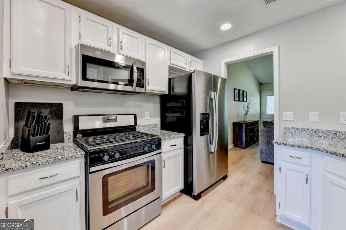3 bedroom, 2 bathroom, 1,404 sq ft single family residence for sale at 5295 Hillcrest Glenn Drive, Sugar Hill, GA 30518 — photo 10