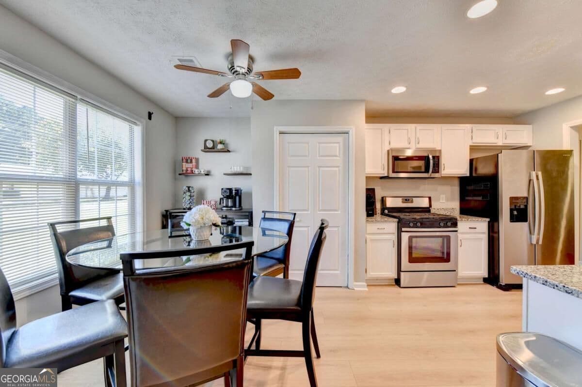 3 bedroom, 2 bathroom, 1,404 sq ft single family residence for sale at 5295 Hillcrest Glenn Drive, Sugar Hill, GA 30518 — photo 8