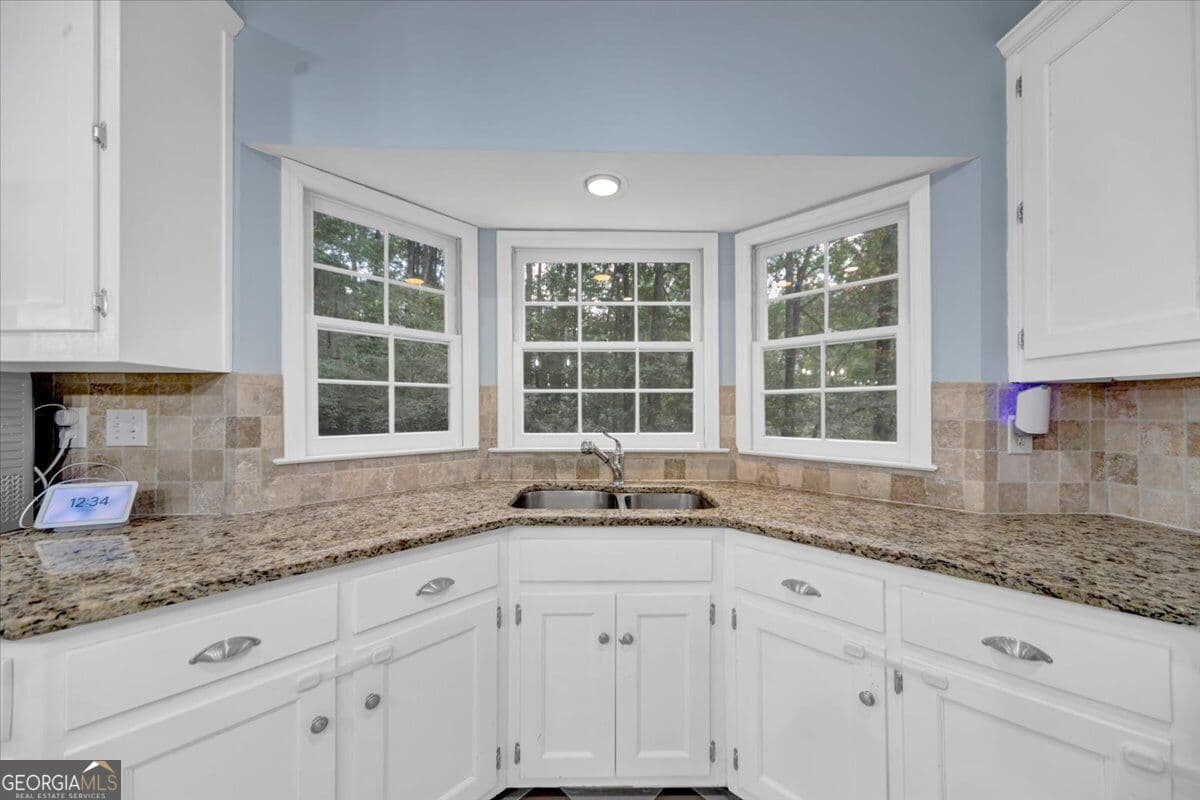 4 bedroom, 3.5 bathroom, 3,824 sq ft single family residence for sale at 320 Kings Court, Marietta, GA 30067 — photo 9