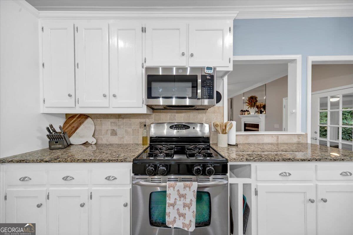 4 bedroom, 3.5 bathroom, 3,824 sq ft single family residence for sale at 320 Kings Court, Marietta, GA 30067 — photo 10