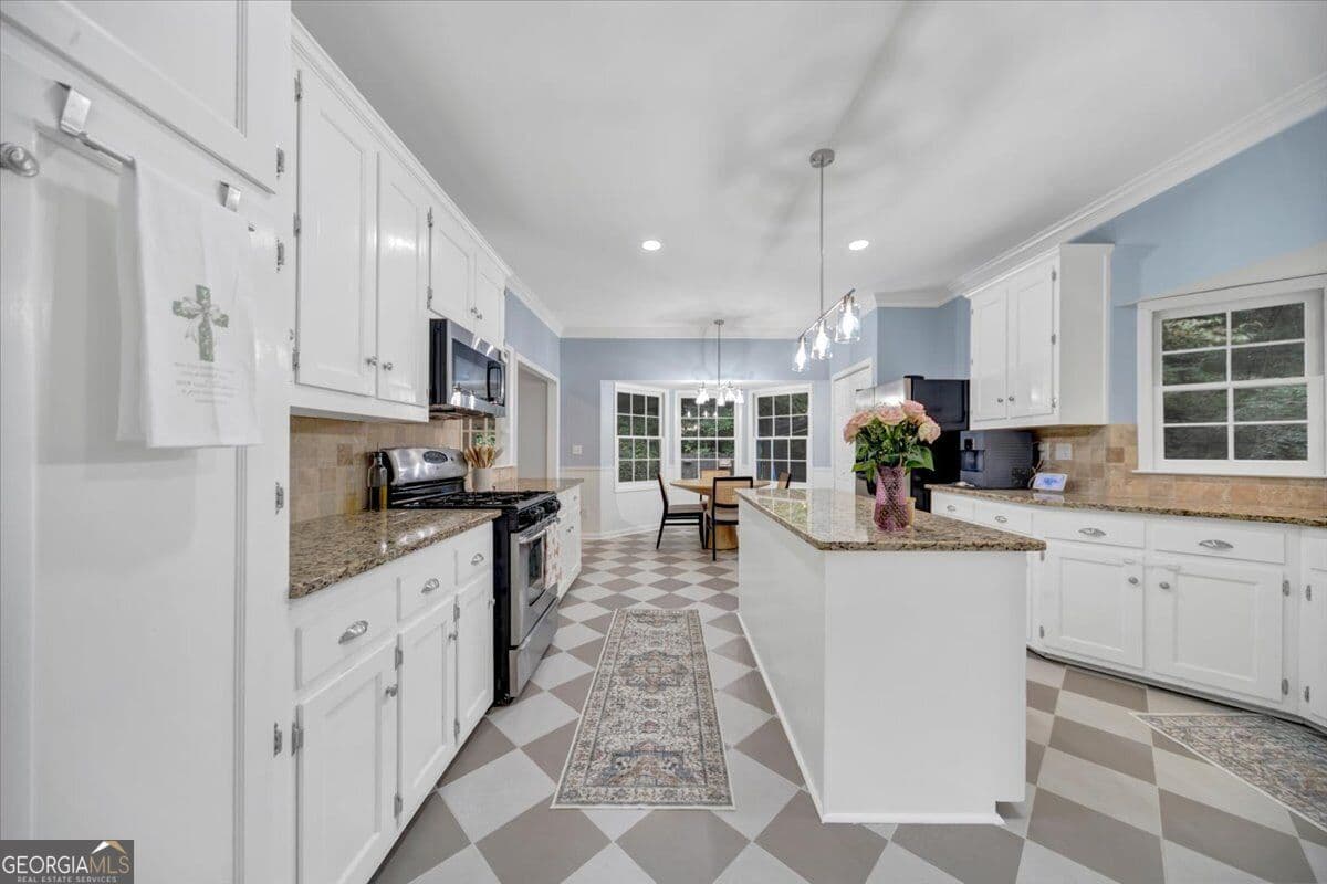4 bedroom, 3.5 bathroom, 3,824 sq ft single family residence for sale at 320 Kings Court, Marietta, GA 30067 — photo 8
