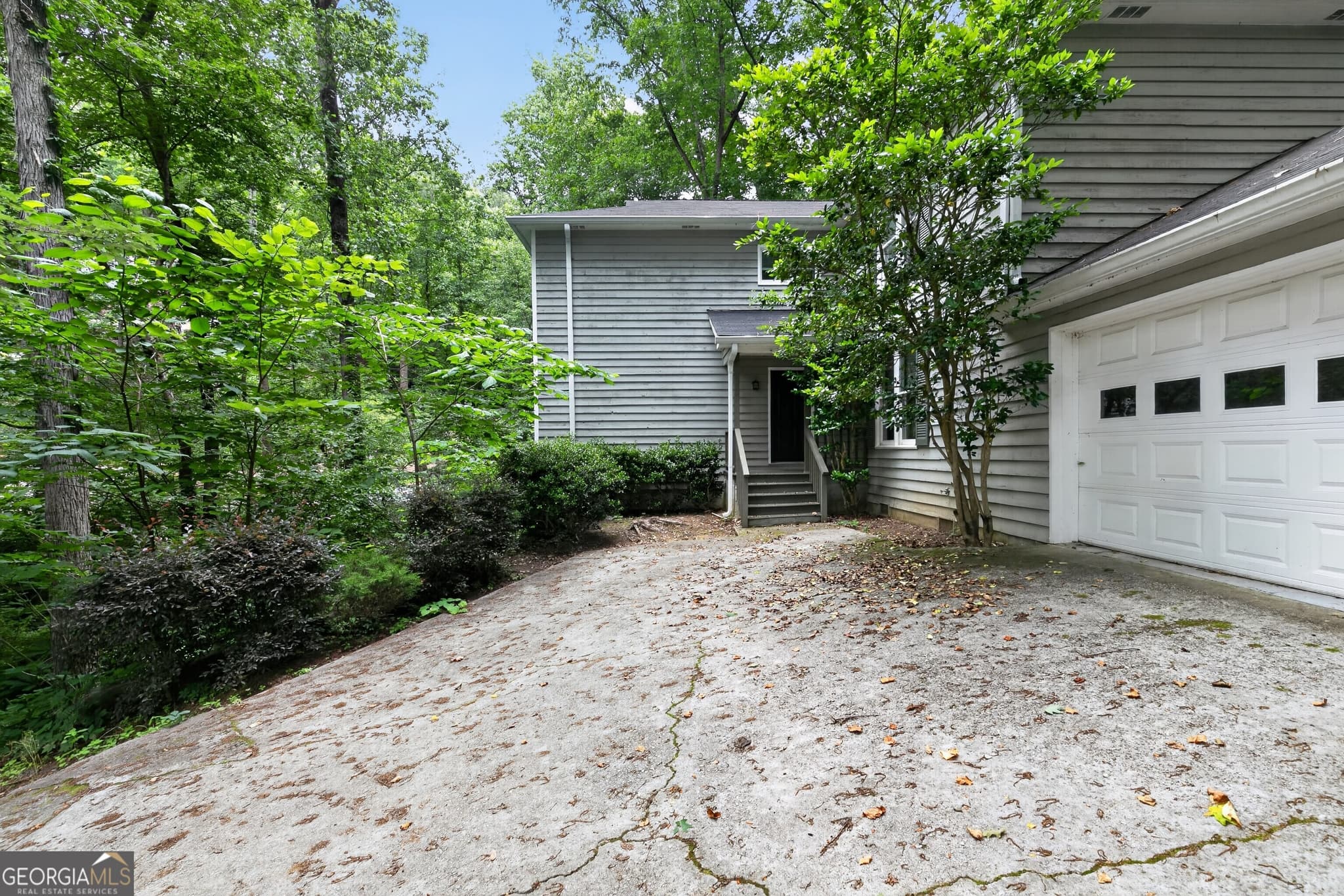 5 bedroom, 3 bathroom, 2,944 sq ft single family residence for sale at 7127 Riverside Drive, Atlanta, GA 30328 — photo 2