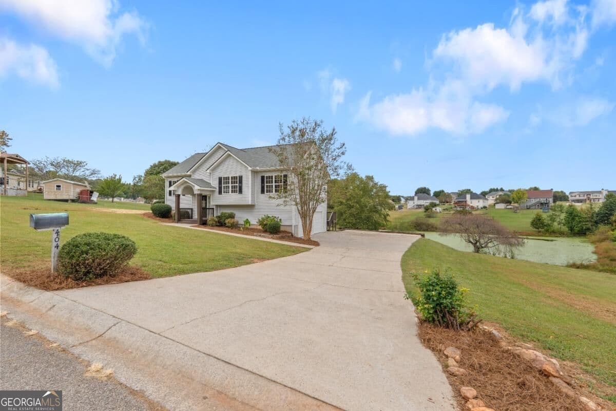 3 bedroom, 2 bathroom, 1,932 sq ft single family residence for sale at 404 Bryce Court, Carrollton, GA 30116 — photo 2