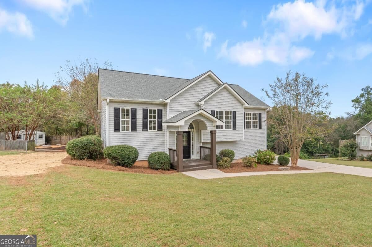 3 bedroom, 2 bathroom, 1,932 sq ft single family residence for sale at 404 Bryce Court, Carrollton, GA 30116 — photo 3