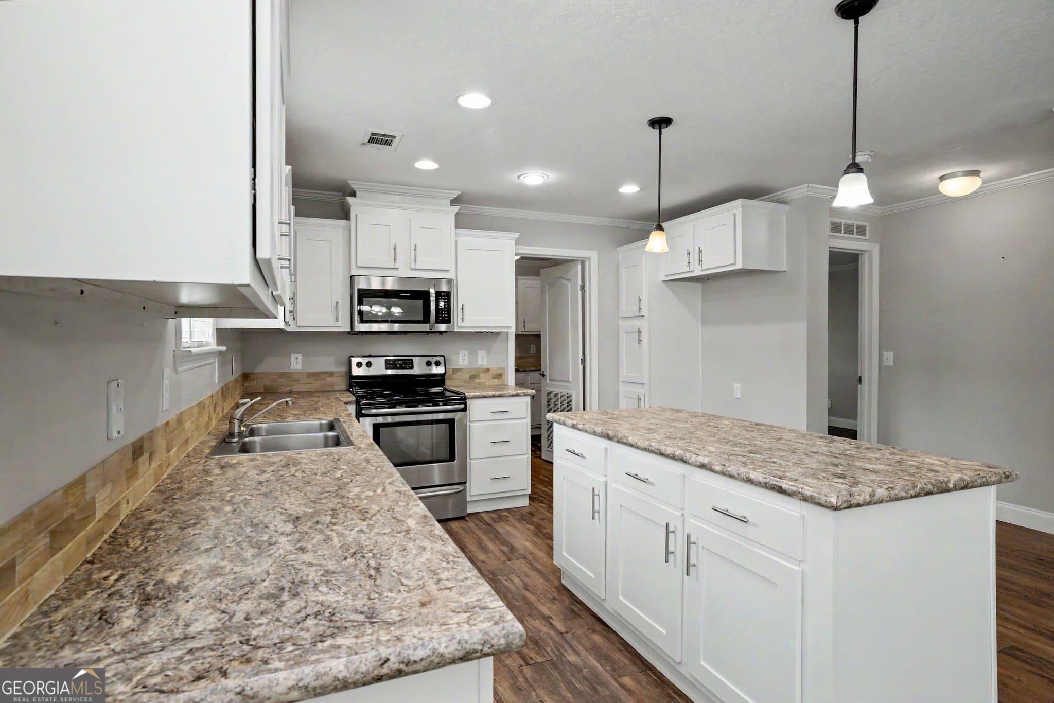3 bedroom, 2 bathroom, 1,540 sq ft manufactured home,single family residence for sale at 29 Meadow View Street, Newnan, GA 30263 — photo 5