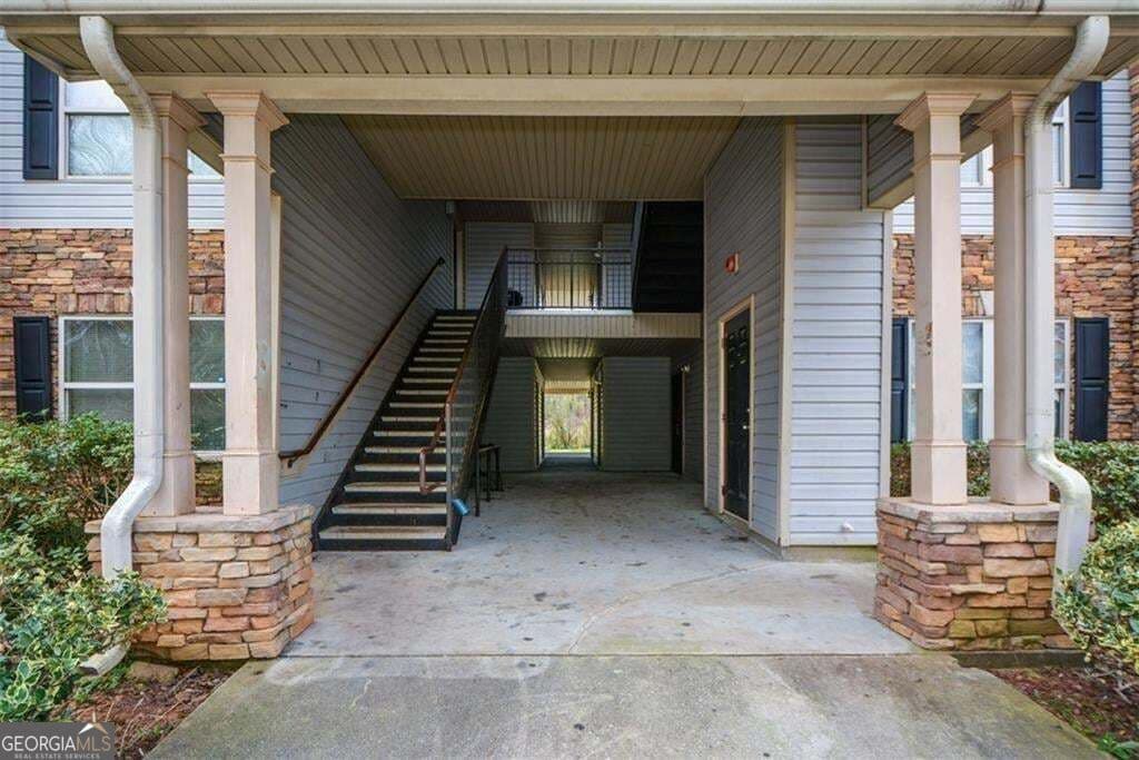 3 bedroom, 2 bathroom, 1,292 sq ft condominium for sale at 4101 Fairington Club Drive 4101, Lithonia, GA 30038 — photo 2