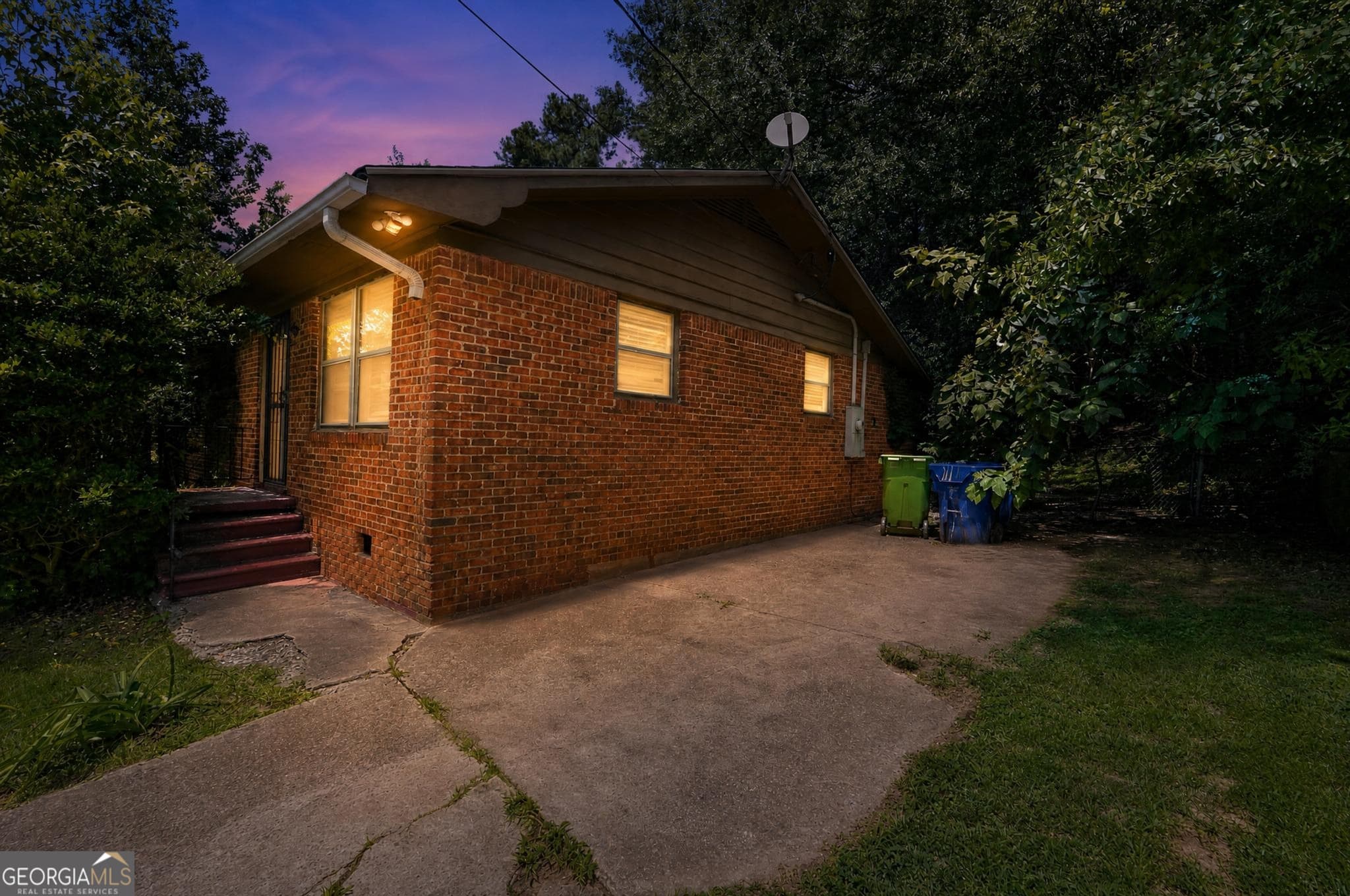3 bedroom, 1.5 bathroom, 1,075 sq ft single family residence for sale at 4005 Princeton Place, Atlanta, GA 30331 — photo 3