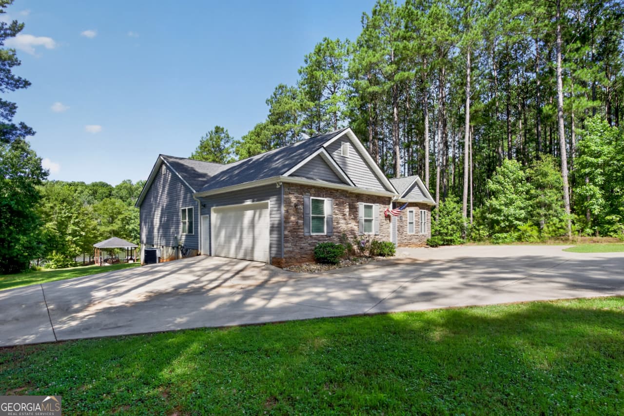 3 bedroom, 2.5 bathroom, 2,133 sq ft single family residence under contract at 112 Waterside Drive, Iva, SC 29655 — photo 8