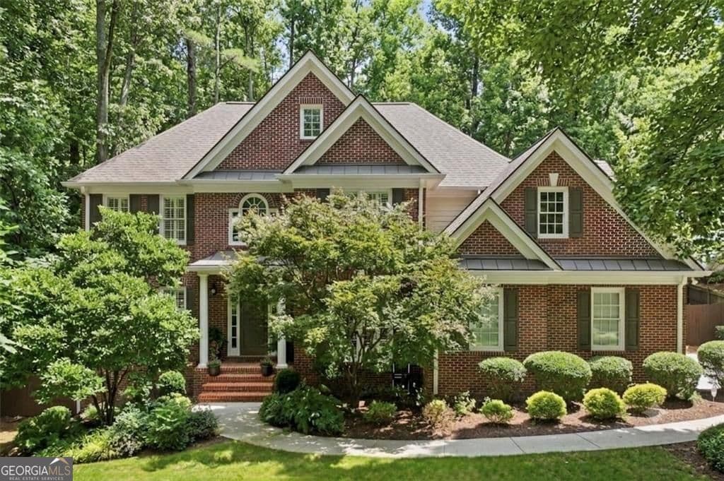 4 bedroom, 4.5 bathroom, 3,801 sq ft single family residence sold at 725 Quarterpath Lane, Alpharetta, GA 30004