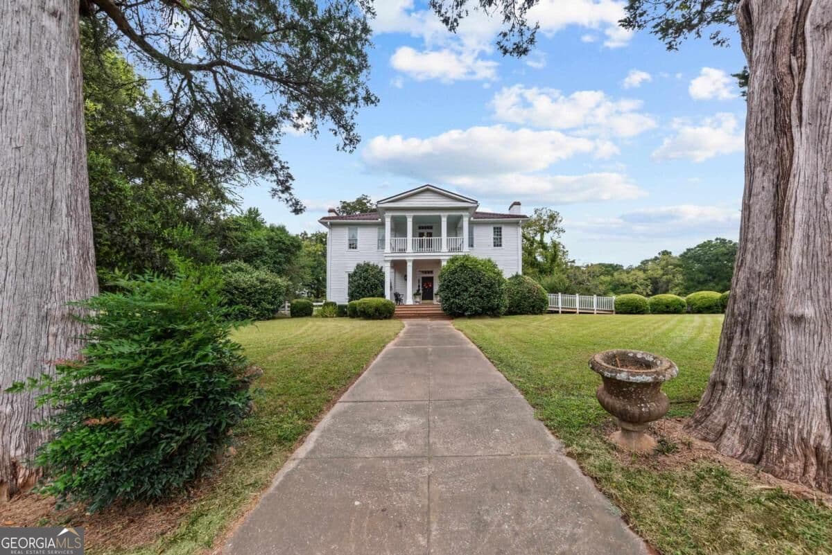 5 bedroom, 2 bathroom, 4,000 sq ft single family residence for sale at 437 Milledgeville Road, Eatonton, GA 31024 — photo 2