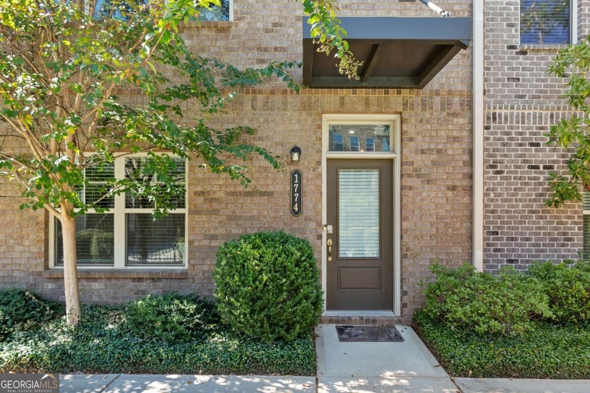 3 bedroom, 3.5 bathroom, 2,404 sq ft townhouse for sale at 1774 Samantha Bend, Chamblee, GA 30341 — photo 2