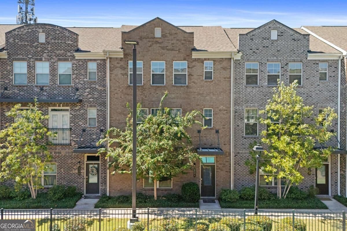 3 bedroom, 3.5 bathroom, 2,404 sq ft townhouse for sale at 1774 Samantha Bend, Chamblee, GA 30341