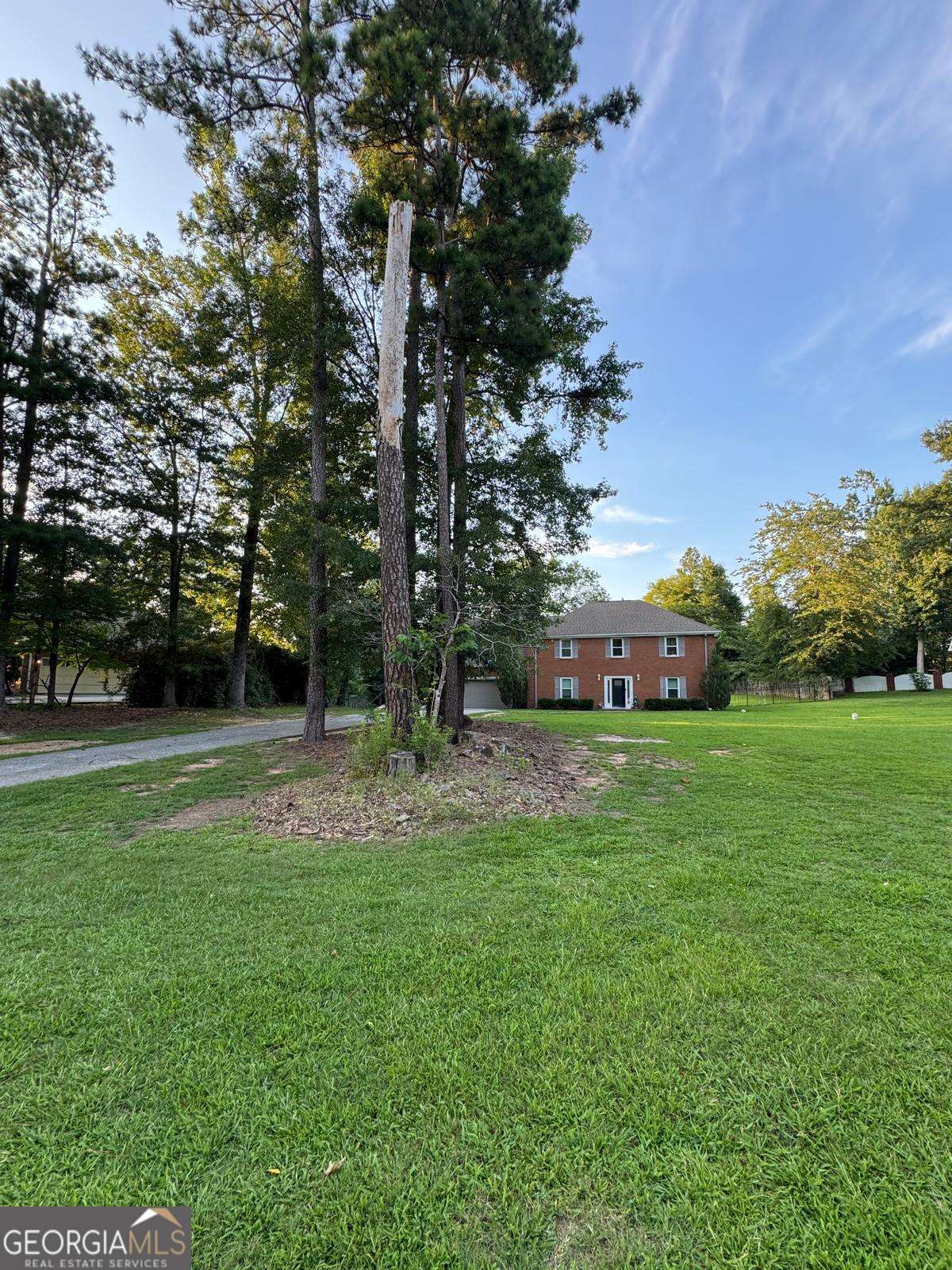 5 bedroom, 3 bathroom, 2,497 sq ft single family residence for sale at 760 Kings Crest Court, Fairburn, GA 30213 — photo 4