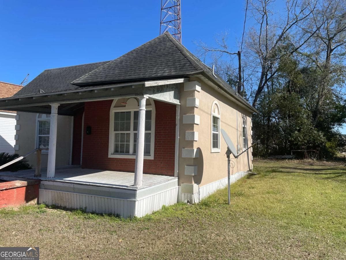 2 bedroom, 1 bathroom, 1,012 sq ft single family residence under contract at 717 Glenmore Avenue, Waycross, GA 31503 — photo 2
