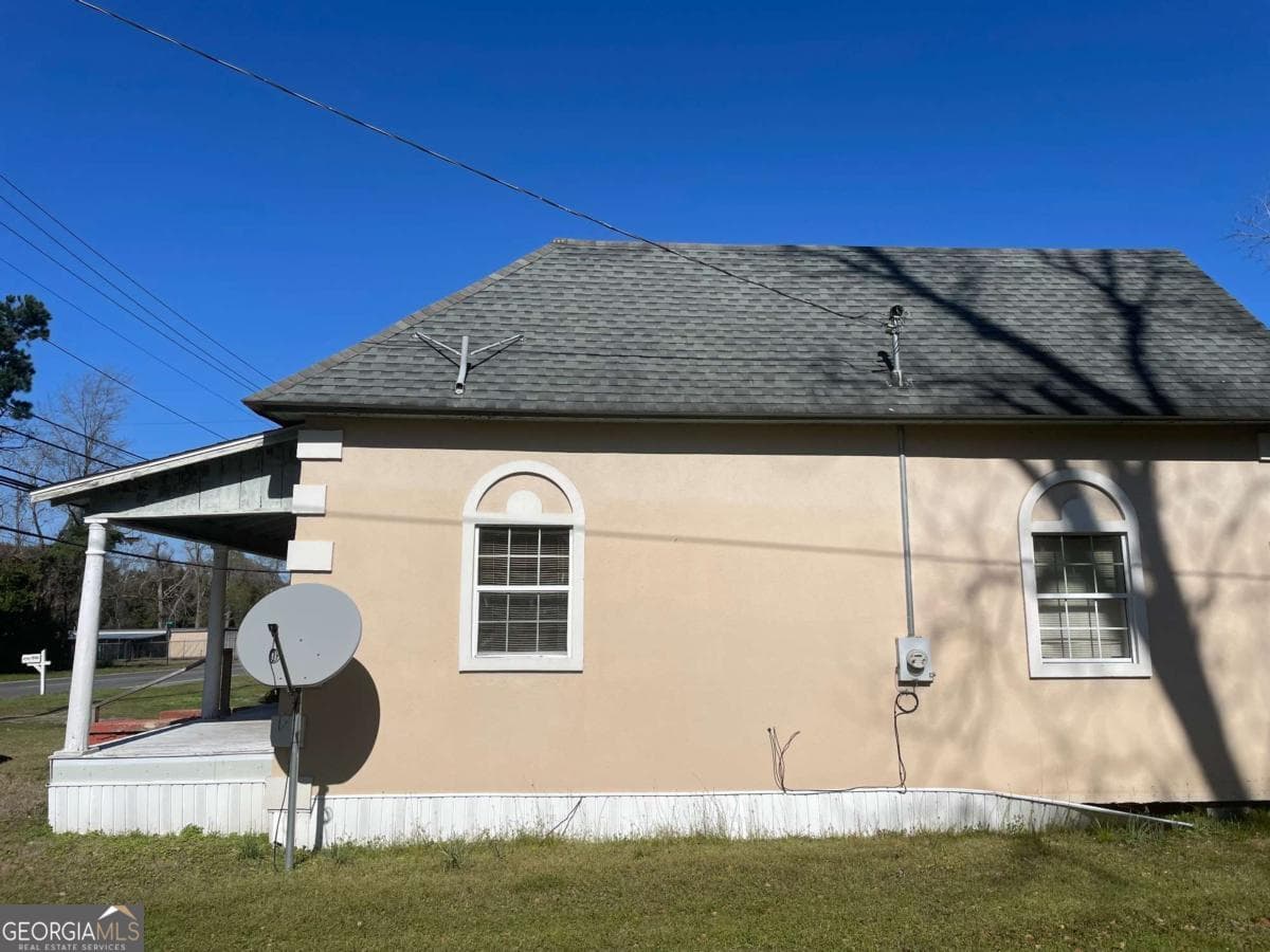 2 bedroom, 1 bathroom, 1,012 sq ft single family residence under contract at 717 Glenmore Avenue, Waycross, GA 31503 — photo 3