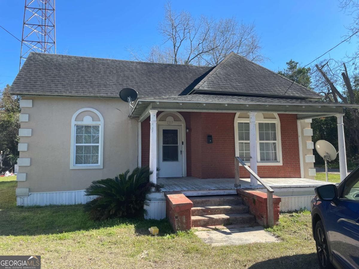 2 bedroom, 1 bathroom, 1,012 sq ft single family residence under contract at 717 Glenmore Avenue, Waycross, GA 31503