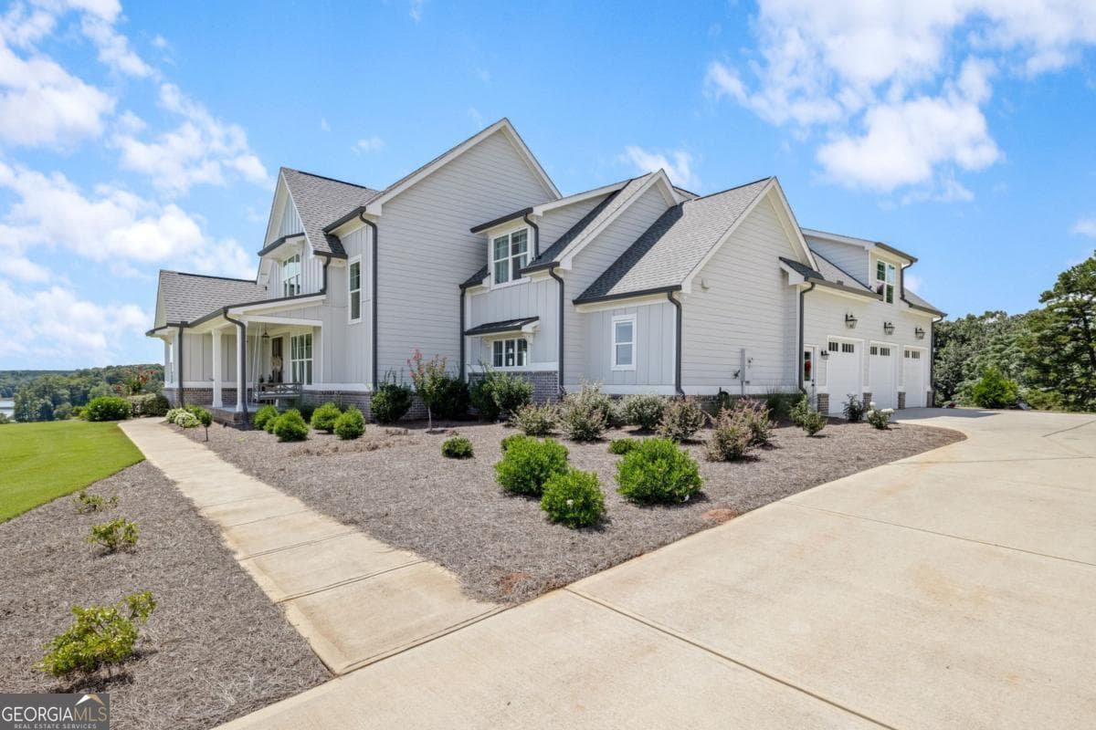 5 bedroom, 5.5 bathroom, 3,712 sq ft single family residence for sale at 815 N Hampton Way, Monroe, GA 30656 — photo 3