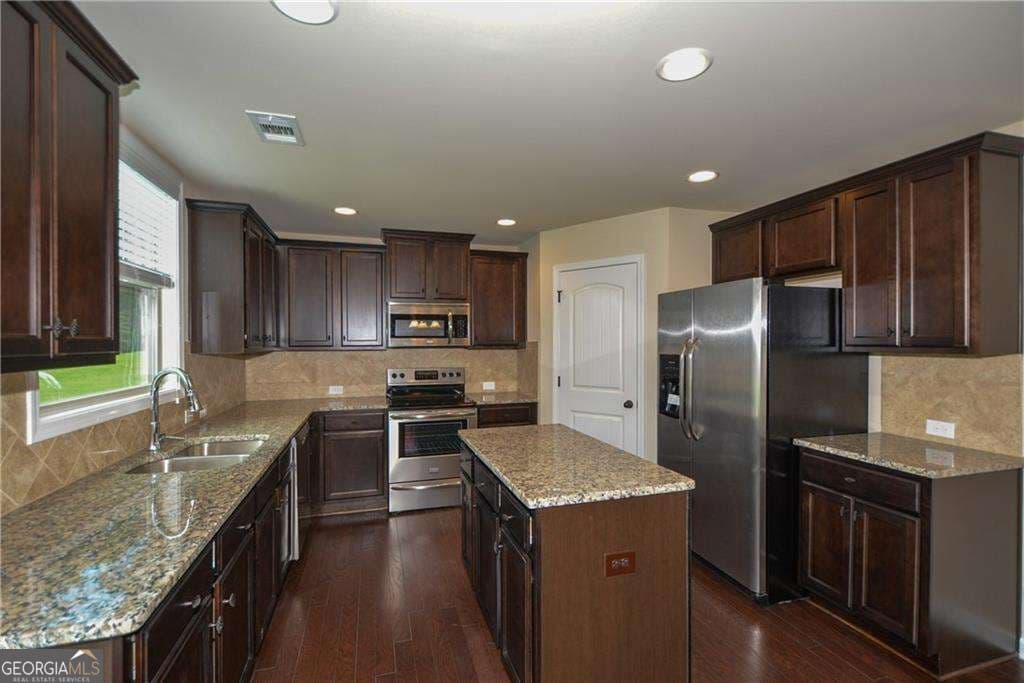 5 bedroom, 3 bathroom, 2,836 sq ft single family residence for sale at 2219 Bender Trail, Buford, GA 30519 — photo 10