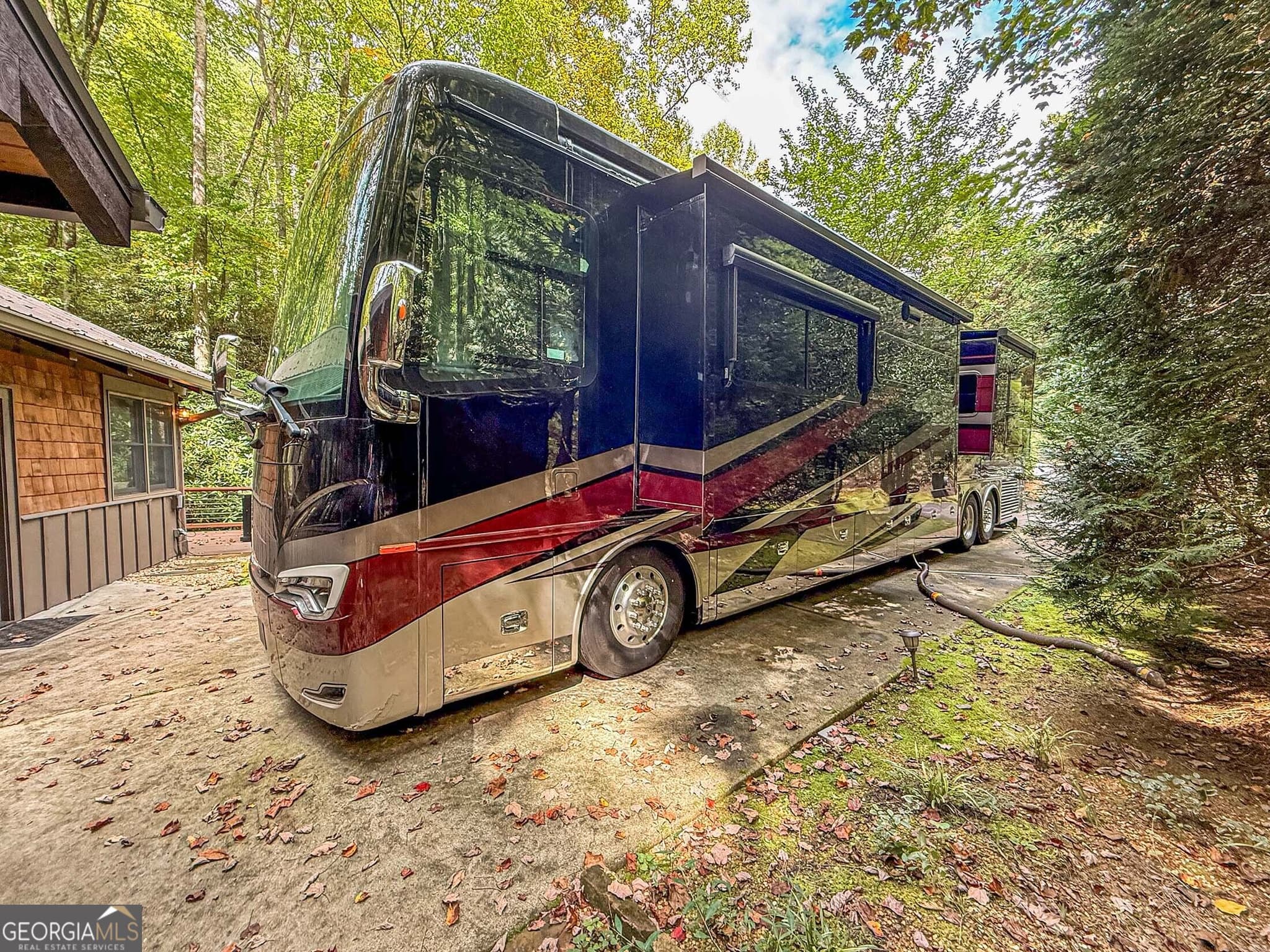 1 bedroom, 1 bathroom, 546 sq ft single family residence for sale at 51 Creekside Cove, Scaly Mountain, SC 29775 — photo 3