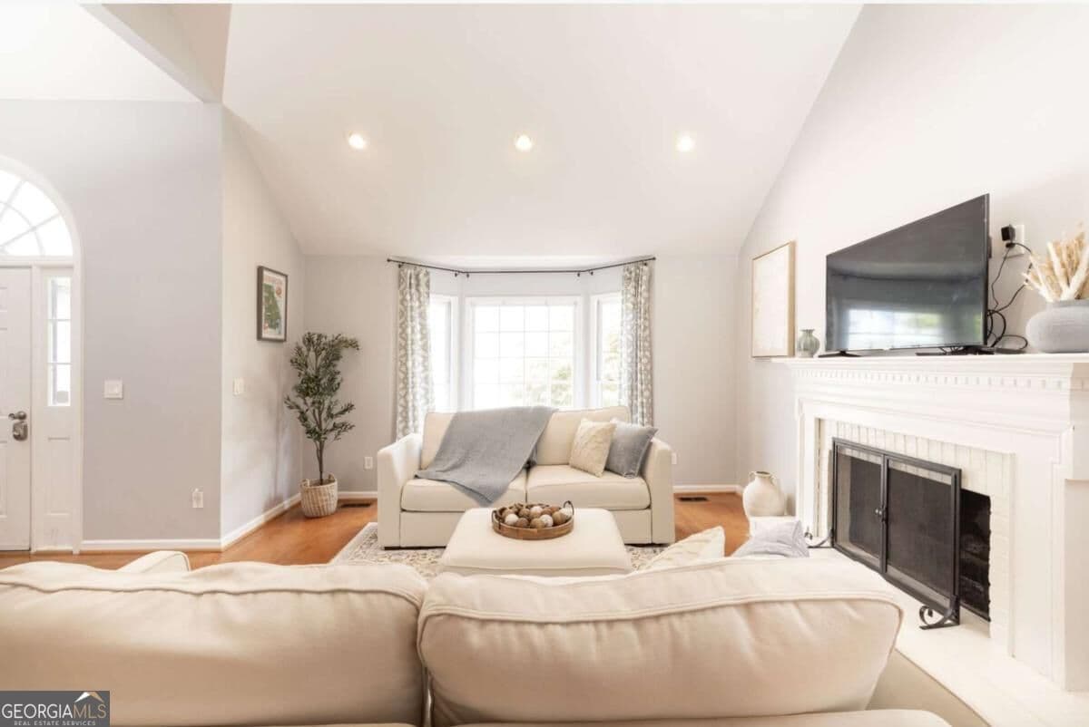 3 bedroom, 2.5 bathroom, 2,323 sq ft single family residence for sale at 1095 Dunbarton Trace, Atlanta, GA 30319 — photo 5