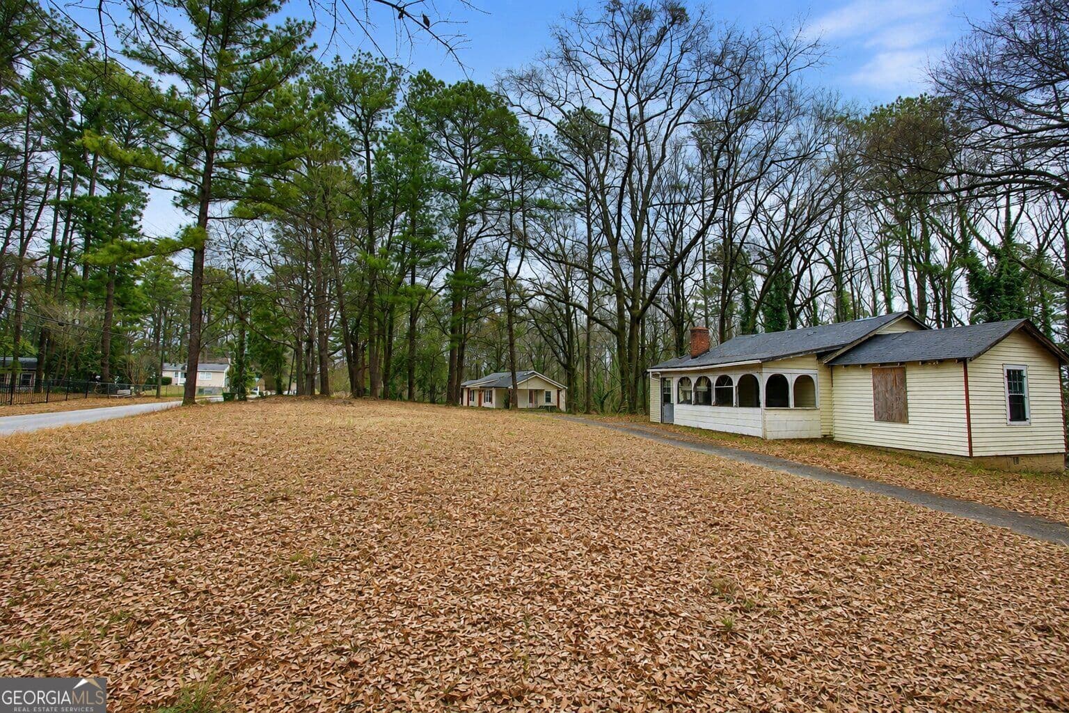 3 bedroom, 2 bathroom, 1,364 sq ft single family residence for sale at 731 Bolton Road, Atlanta, GA 30331 — photo 6