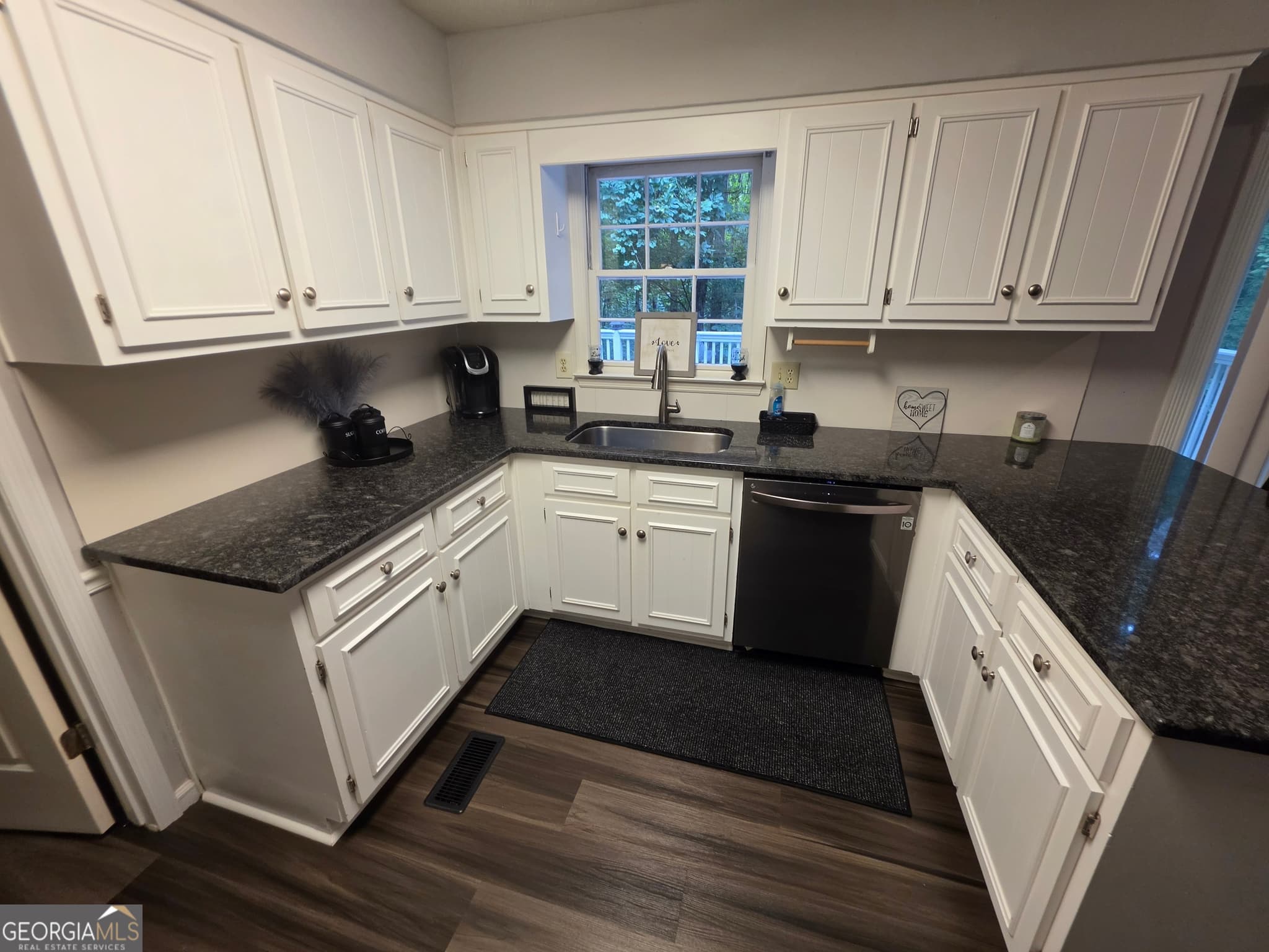 3 bedroom, 2 bathroom, 1,528 sq ft single family residence under contract at 109 Huntcliff Court, Lagrange, GA 30240 — photo 9