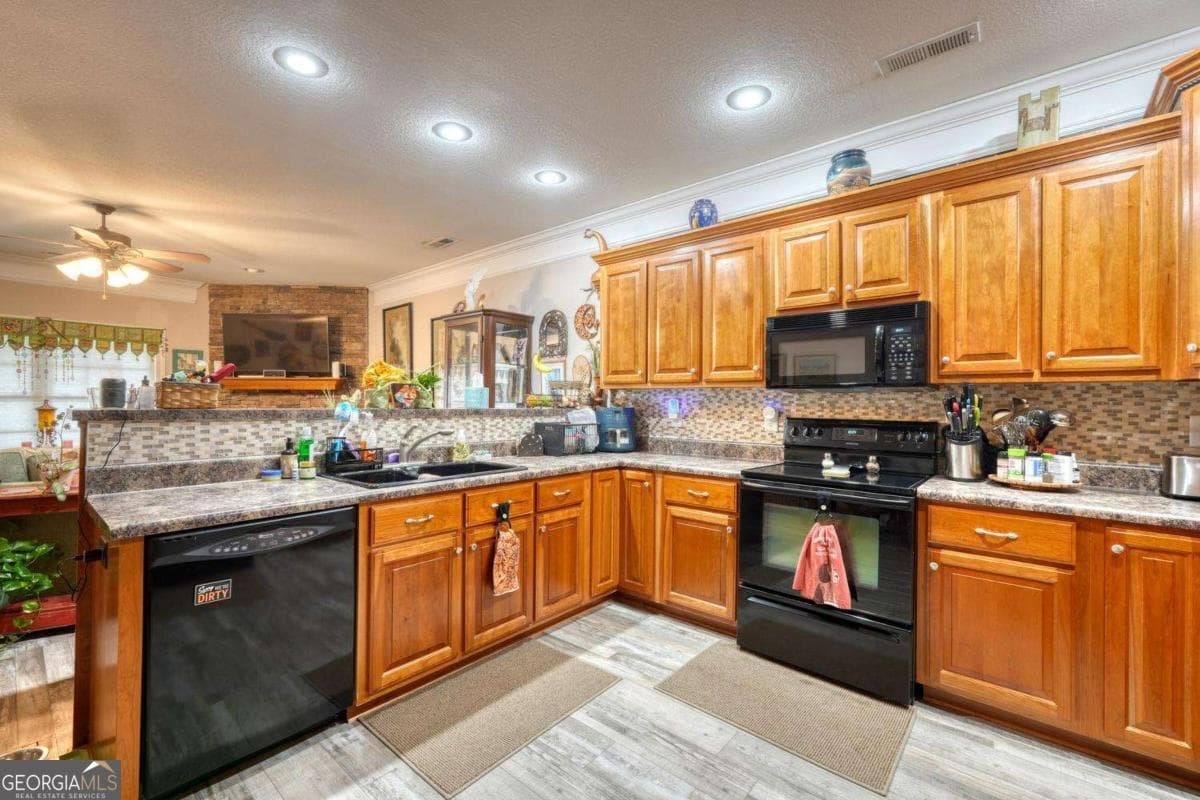 1 bedroom, 1 bathroom, 936 sq ft condominium for sale at 1729 Watercrest Way, Young Harris, GA 30582 — photo 3