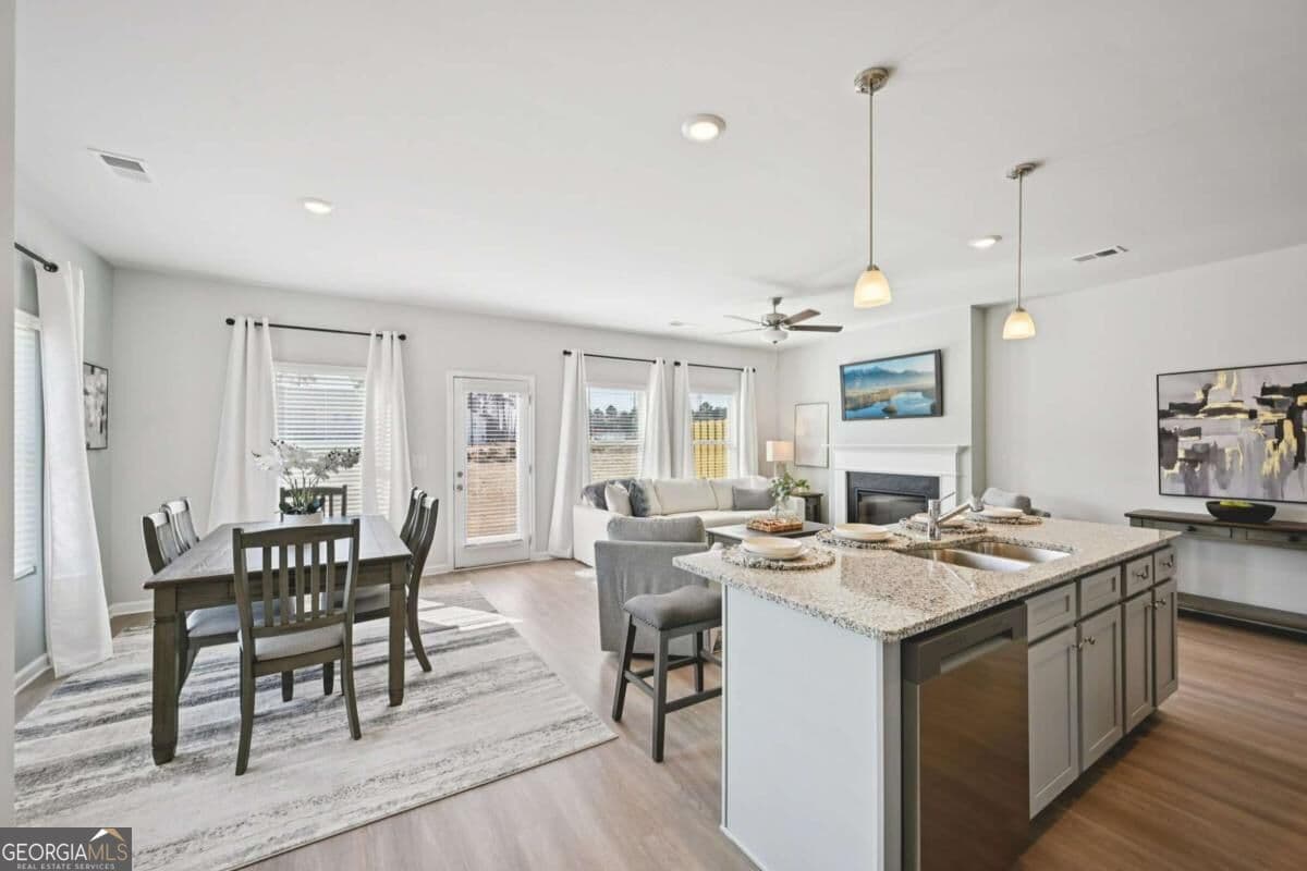 3 bedroom, 2.5 bathroom townhouse for sale at 1476 Barlow Road, Lithonia, GA 30058 — photo 8