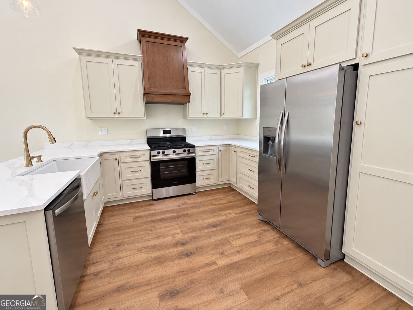3 bedroom, 3 bathroom, 2,560 sq ft single family residence for sale at 420 Lake Place Drive, Lavonia, GA 30553 — photo 2