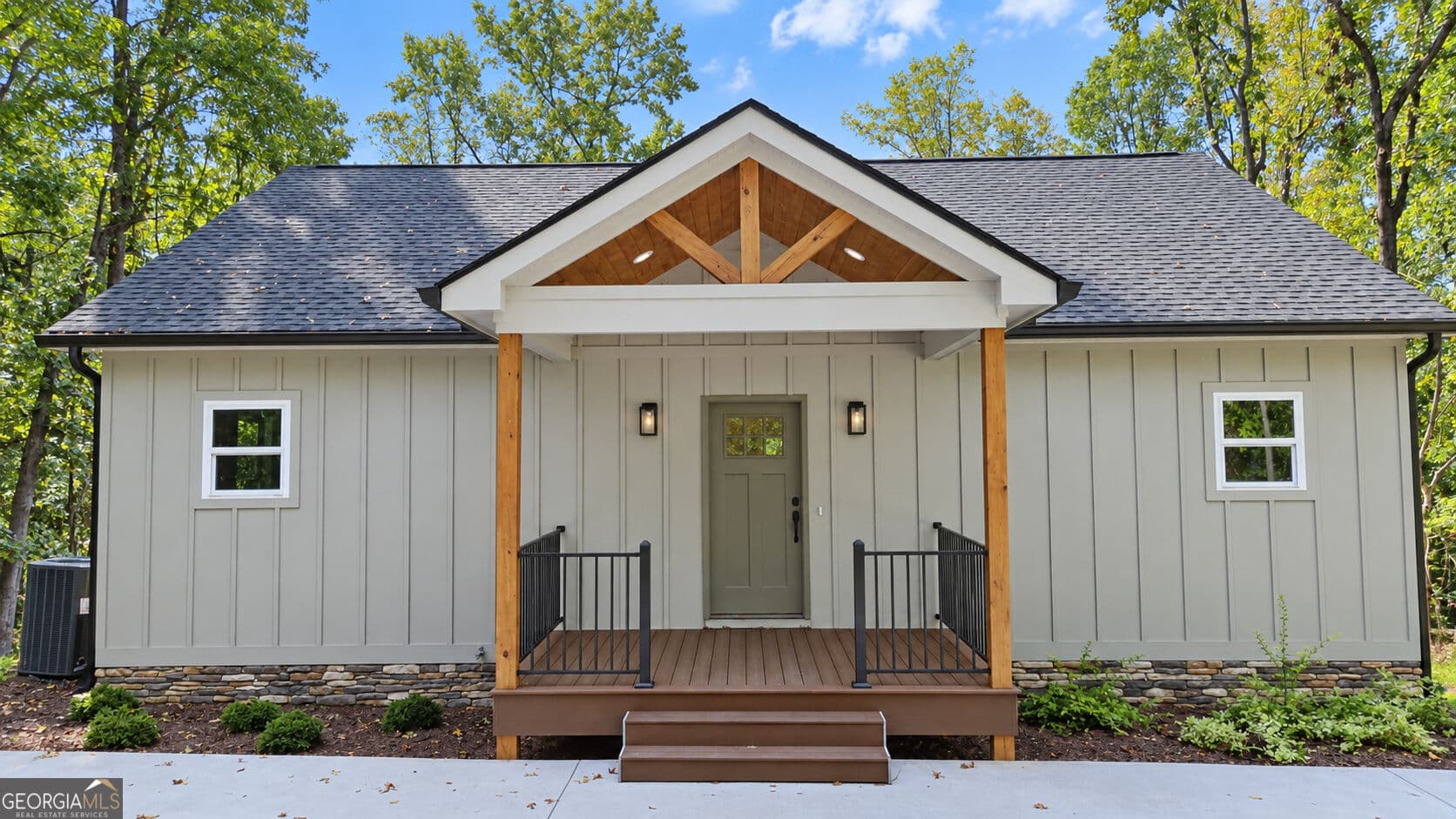3 bedroom, 3 bathroom, 2,560 sq ft single family residence for sale at 420 Lake Place Drive, Lavonia, GA 30553 — photo 1 of 29